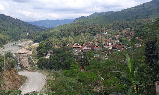 Một góc bản Ang nơi có những đứa trẻ mang hai dòng máu khai sinh họ mẹ. 