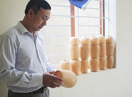 Những chiếc đèn lồng được các học viên đan thành phẩm sẽ được bán cho công ty thu mua.