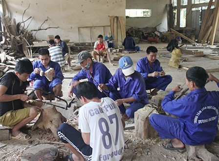 Tại xưởng học nghề gỗ các học viên được đào tạo làm nghề thủ công