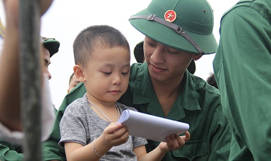 Tân binh và em trai trước giờ lên đường.