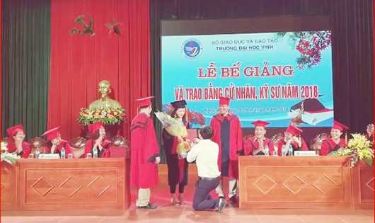 Phó bí thư đoàn trường cầu hôn nữ sinh viên trong buổi trao bằng tốt nghiệp. (Ảnh cắt từ video)