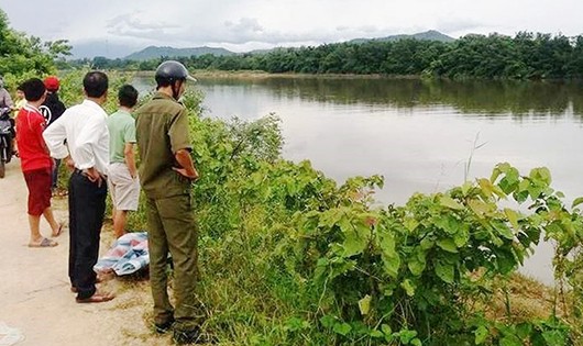 Hiện trường nơi phát hiện thi thể người phụ nữ trôi dạt. 