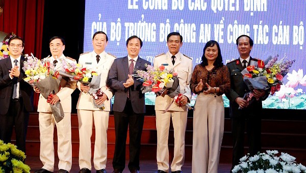 Lãnh đạo các đơn vị tặng hoa chúc mừng tân Giám đốc Công an tỉnh Hà Tĩnh