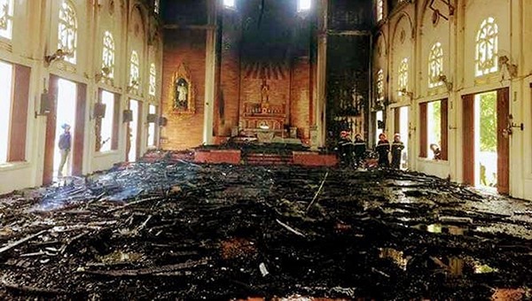 Vụ cháy lớn đã thiêu rụi toàn bộ nội thất bên trong nhà thờ