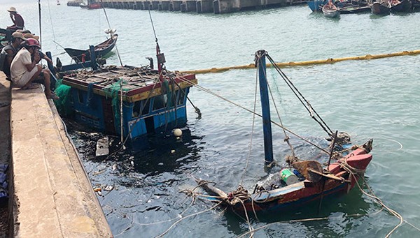 Lực lượng cứu hộ cứu nạn tiến hành trục vớt tàu cá bị đánh chìm (Ảnh: Tân Kỳ)