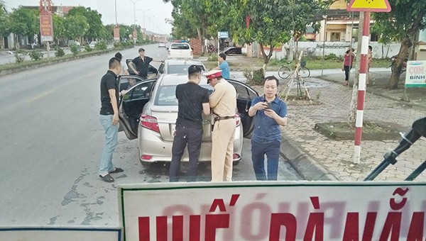Cảnh sát kiểm tra xe khách, bắt giữ Huyên đang đưa hai cô gái trên đường ra Móng Cái để bán qua Trung Quốc với giá 17 triệu đồng/người. 