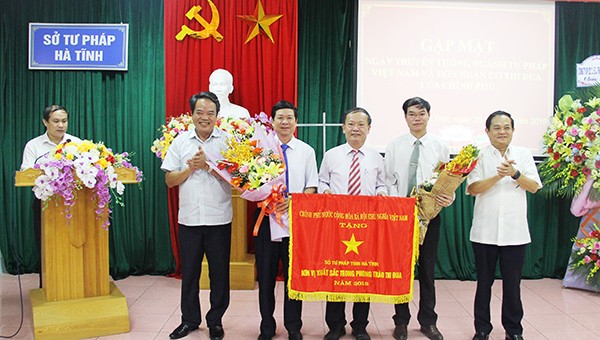 Sở Tư pháp Hà Tĩnh đón nhận Cờ thi đua của Chính phủ.