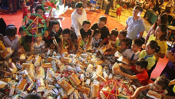 Đêm hội Vầng trăng yêu thương lần thứ 7 cho gần 700 em nhỏ tại xã biên giới  hết sức ý nghĩa.