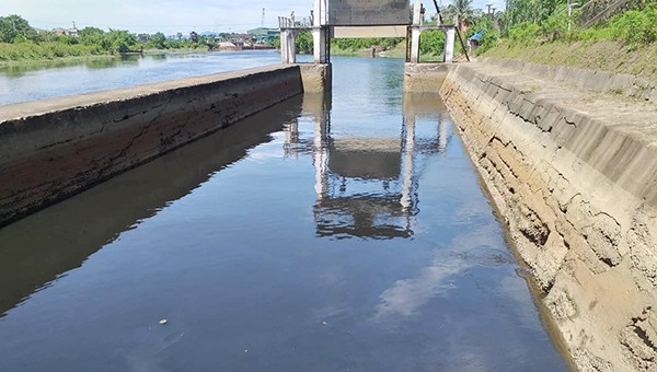 Nước sông Vinh đen ngòm, bốc mùi hôi thối khiến người dân lo lắng. 