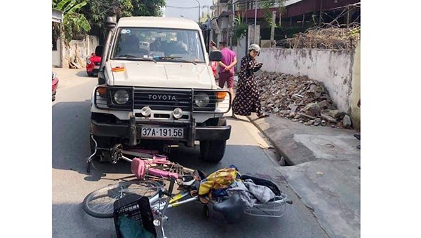 Hiện trường vụ tai nạn cách cổng trường vài trăm mét khiến nhiều em bị thương. 