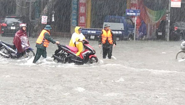 Mưa lớn khiến nhiều tuyến đường bị ngập sâu