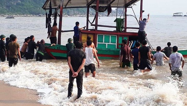 Tàu cá gặp nạn được biên phòng lai dắt vào bờ thành công.