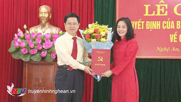 Phó bí thư Thường trực Nguyễn Xuân Sơn trao quyết định điều động, bổ nhiệm bà Lê Thị Hoài Chung giữ chức vụ Hiệu trưởng Trường Chính trị tỉnh. Ảnh: Truyền hình Nghệ An.