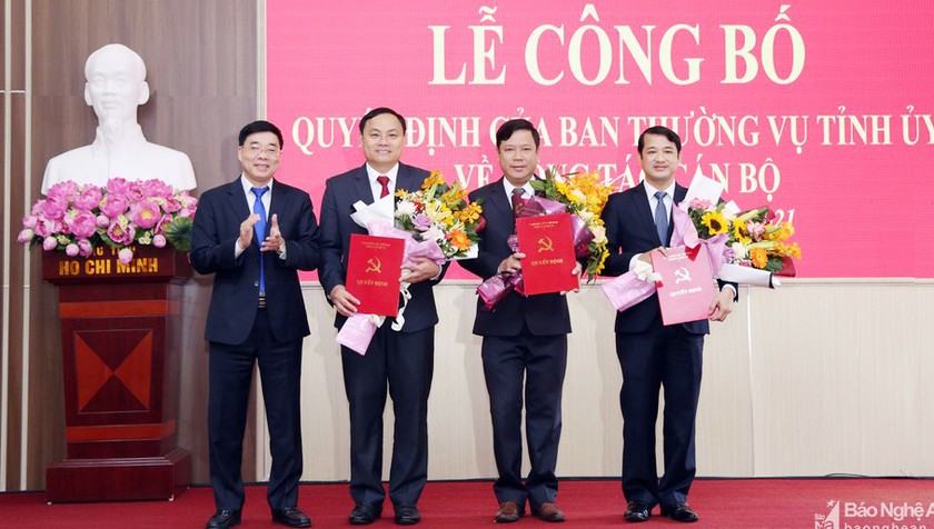 Ông Nguyễn Hoài An (ngoài cùng bên phải) - Phó Cục Trưởng Cục THADS Nghệ An - được điều động giữ chức Phó Ban Nội chính Tỉnh ủy. Ảnh Đào Tuấn  (Báo Nghệ An).