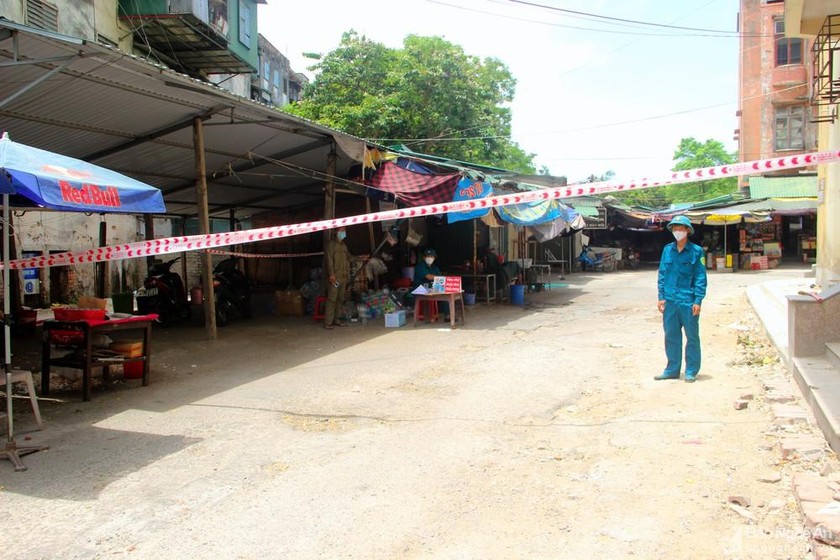 Gấp rút phong toả chợ Quang Trung để lấy mẫu cho các tiểu thương. Ảnh: Báo Nghệ An