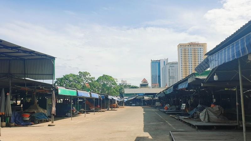 Chợ đầu mối TP Vinh đóng cửa, nhiều tiểu thương phải cách ly và tạm thời dừng hoạt động để phòng chống dịch.