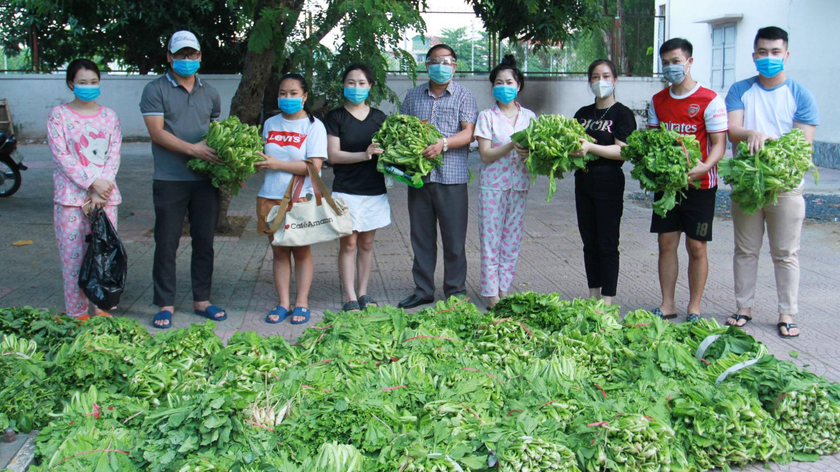 Đại diện CLB Liên quân báo chí Nghệ An (Rclub Nghệ An) phối hợp cùng Công ty Việt Khoa hỗ trợ 300kg rau xanh cho lưu học sinh Lào. 