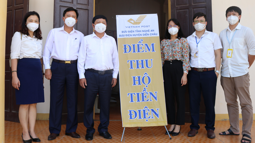 Đại diện Điện lực Nghệ An và Bưu điện Nghệ An tại một điểm thu hộ tiền điện 