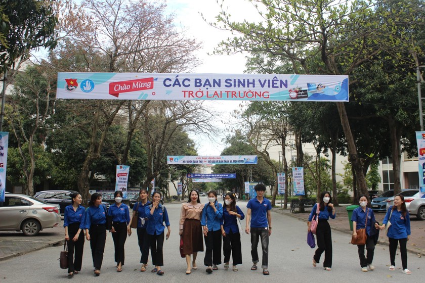 Hàng trăm sinh viên trở lại trường nhập học trực tiếp với tâm trạng phấn khởi, vui tươi.