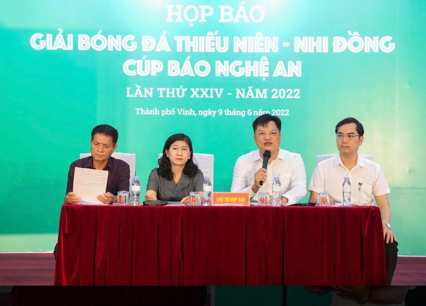 Chủ trì tại buổi họp báo