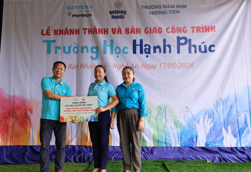 Đại diện công ty Suntory PepsiCo Việt Nam trao tặng công trình Trường học Hạnh Phúc - điểm trường Bản Muỗng.