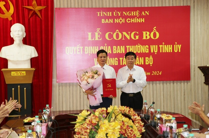 Phó Bí thư Thường trực Tỉnh ủy Nguyễn Văn Thông trao Quyết định, tặng hoa chúc mừng Phó Trưởng Ban Nội chính Tỉnh ủy Phạm Vũ Cường.