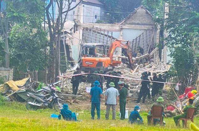 Lực lượng chức năng phong toả hiện trường để điều tra nguyên nhân.