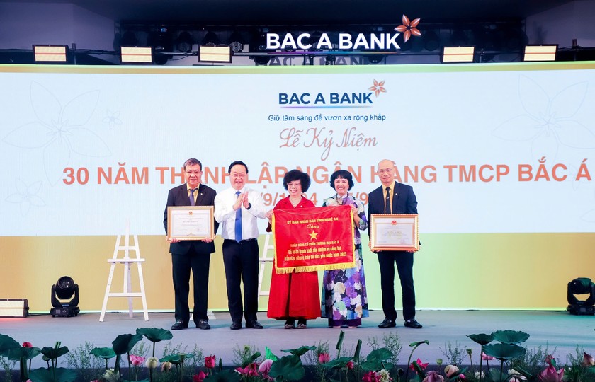 Ban Lãnh đạo BAC A BANK nhận Cờ thi đua của UBND tỉnh Nghệ An trong Lễ kỷ niệm 30 năm thành lập