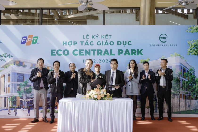 Ông Dương Trọng Thiết- Tổng giám đốc Eco Central Park (bên phải) và TS. Lê Trường Tùng - Tổng Giám đốc FPT Education, Tập đoàn FPT (bên trái) tại lễ kí kết.