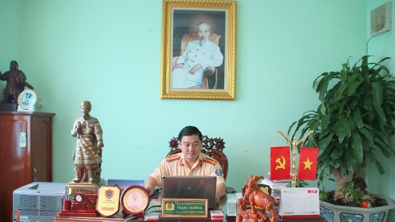 Trung tá Nguyễn Trần Xuân Vương luôn lấy hạnh phúc của nhân dân làm lẽ sống cho mình. 