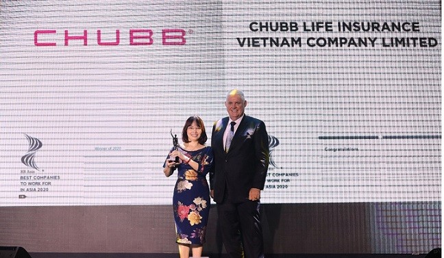 Phó Tổng Giám đốc Chubb Life Việt Nam – Bà Mai Thị Thanh Vân nhận giải thưởng từ Ban Tổ chức