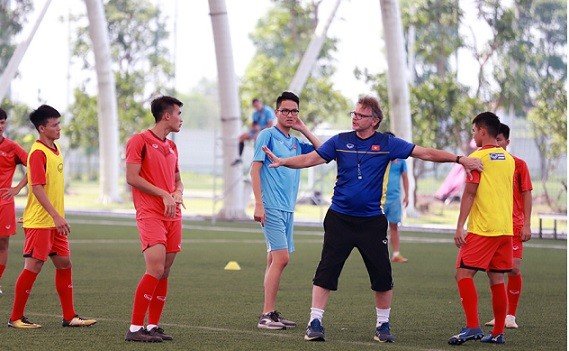 Philippe Troussier rất khắt khe với cầu thủ trẻ SLNA