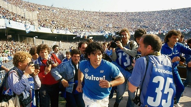 Maradona trong màu áo Napoli. Đây là giai đoạn Napoli trên đỉnh cao của Châu Âu
