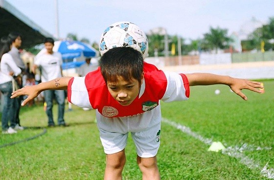 Công Phượng thể hiện tài chơi bóng từ nhỏ.