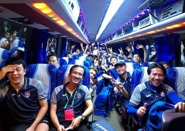 Đội bóng Than Quảng Ninh ăn mừng chiến thắng trên xe buýt