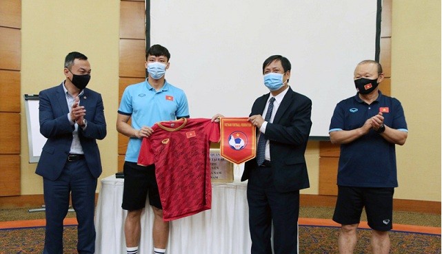Đội trưởng Quế Ngọc Hải đại diện các cầu thủ đội tuyển tặng áo thi đấu, cờ lưu niệm cho Đại sứ Nguyễn Mạnh Tuấn.

