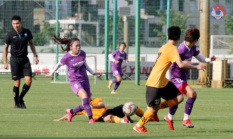 Đội tuyển Nữ Quốc gia (áo tím) tái đấu U15 nam Futsal 