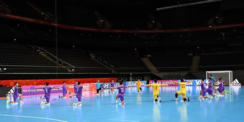 ĐT futsal Việt Nam tập làm quen nhà thi đấu Kaunasm, chuẩn bị cho trận đấu với ĐT futsal CH Czech. 