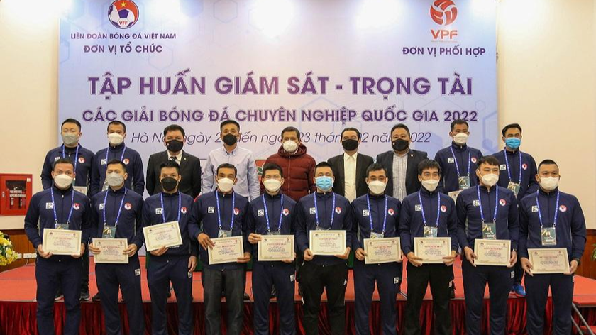 Các giám sát, trọng tài nhận thẻ làm nhiệm vụ và giấy chứng nhận hoàn thành tập huấn trước mùa giải. 