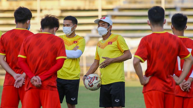 HLV Đinh Thế Nam: “Tôi chỉ đạo các cầu thủ dù thiếu người cùng phải chơi tấn công”.