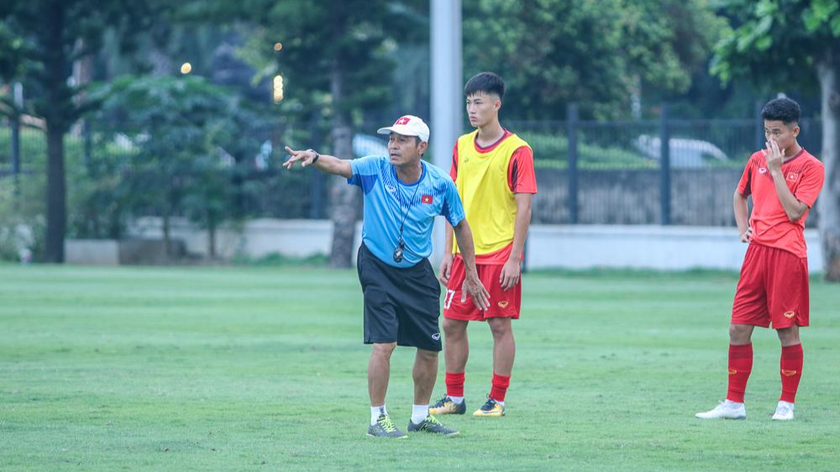 U19 bắt đầu rèn chiến thuật trên đất Indonesia