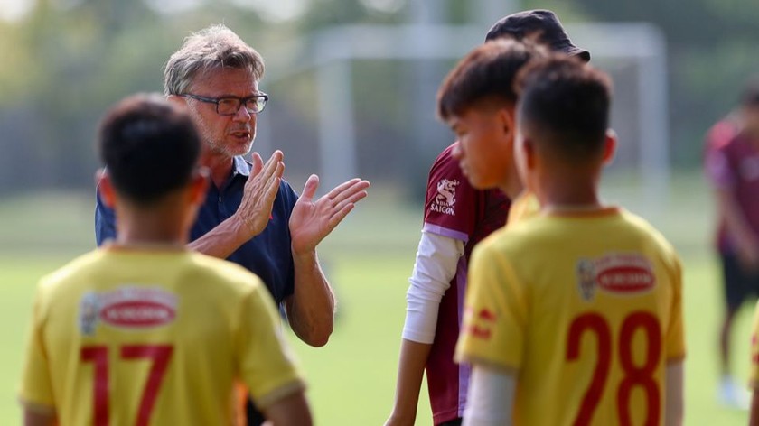 HLV Philippe Troussier đã lựa chọn 20 cầu thủ vào danh sách chính thức của ĐT U22 Việt Nam tham dự SEA Games 32. (ảnh VFF) 