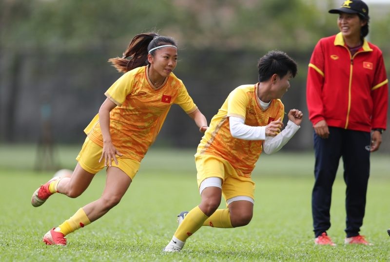 Đội tuyển nữ Việt Nam bắt nhịp vào buổi tập với không khí vui vẻ trước trận chung kết (ảnh VFF) 