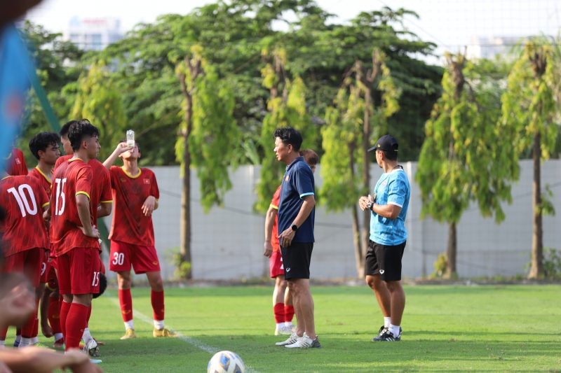 HLV Hoàng Anh Tuấn và các học trò đang có chuyến tập huấn tại nước ngoài (ảnh VFF)