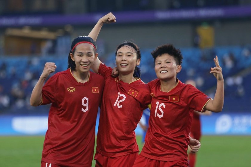 Các cầu thủ nữ Việt Nam tiếp tục gắn bó với HLV Mai Đức Chung. Ảnh VFF