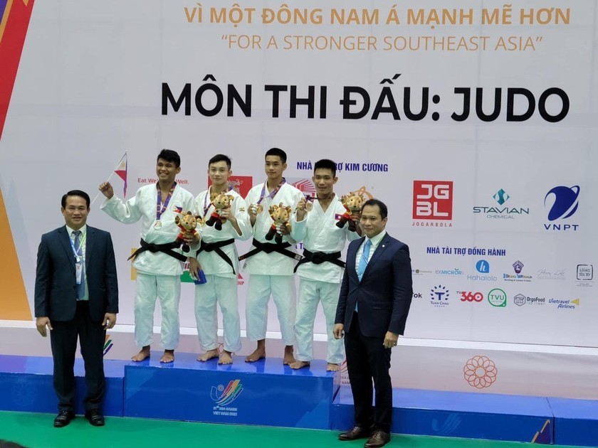 Ông Nguyễn Mạnh Hùng, Giám đốc Trung tâm HLTTQG Hà Nội, Chủ tịch Liên đoàn Judo trao thưởng cho VĐV tại SEA Games 31. Ảnh: BTC SEA Games
