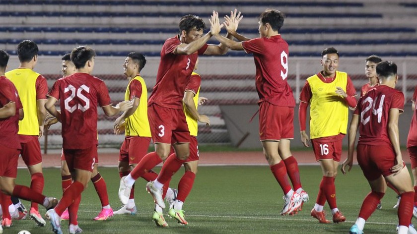 Đội tuyển Việt Nam tập trung cao độ trong buổi rèn quân đầu tiên trên sân Rizal Memorial, ảnh VFF