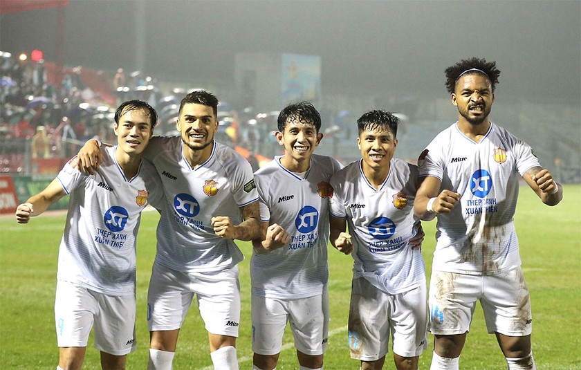Nam Định đang vượt qua các "đại gia" lên ngôi đầu bảng V.League 2023/24, ảnh VPF