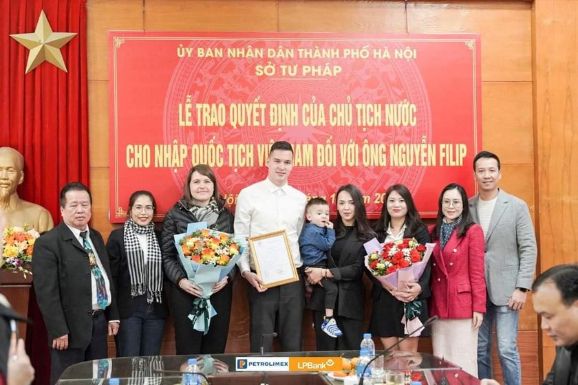 Nguyễn Filip và gia đình trong ngày anh trở thành công dân Việt Nam, ảnh nhân vật cung cấp