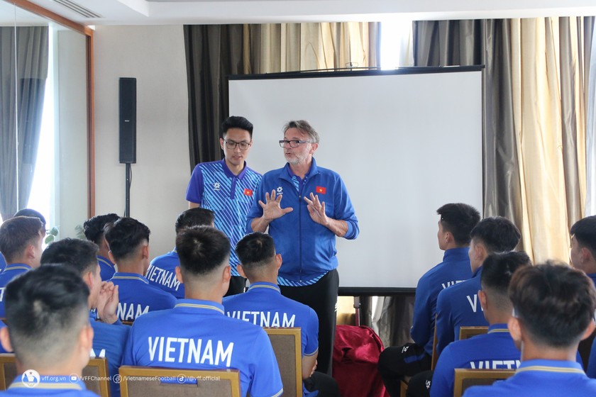 Ông Troussier họp nhanh với các thành viên đội tuyển Việt Nam. Ảnh: VFF